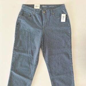 NWT - Style & Co Women’s Mid Rise Capri Curvey Fit Pants Size 8